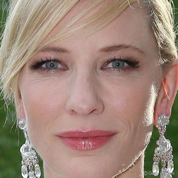 Cl?ssica, Cate Blanchett equilibrou as aten??es da maquiagem entre os olhos real?ados por m?scara para c?lios, a pele matificada e os l?bios coloridos com batom nude rosado